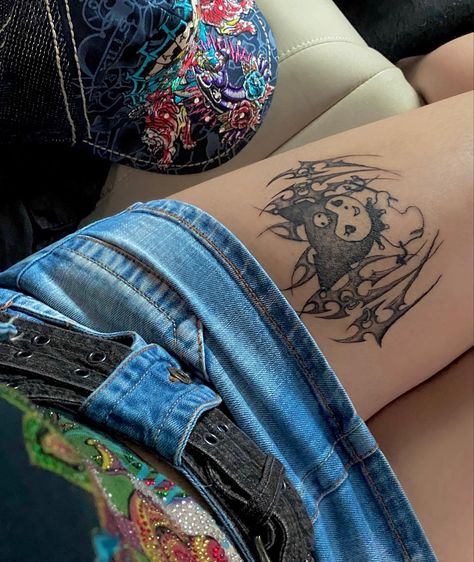 #nyc #arcade #aesthetic #fashion #lifestyle #picoftheday  #tattoo #tattooideas #tattooart #tattoosforwomen #tattooideasformen #kuromi #hellokittycollection #sanrio #denim Anime Tattoos Thigh, Emo Thigh Tattoo, Emo Aesthetic Tattoos, Kuromi Piercing, My Melody And Kuromi Matching Tattoos, Kuromi Tattoo Design, Thigh Tattoos Women Goth, Kuromi Tattoo Aesthetic, Kuromi Tattoo Ideas