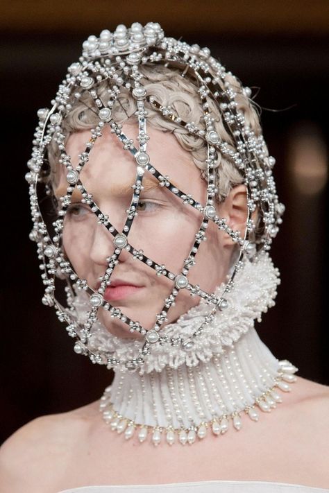 Now this Is really crazy! A full head cage !... By Alexander McQueen Fashion Week 2020 Runway, 90s Fashion Runway, Kendall Jenner Runway, Runway Fashion Vintage, Runway Fashion 2020, Alexander Mcqueen Runway, Victoria Secret Runway, Gucci Runway, Valentino Runway