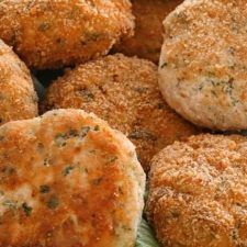 Pioneer Woman Salmon Patties, Salmon Patties With Panko Bread Crumbs, Pioneer Woman Salmon, Baked Salmon Patties, Pioneer Woman Chicken, Fish Patties, Canned Salmon Recipes, Canned Salmon, Salmon Patties Recipe