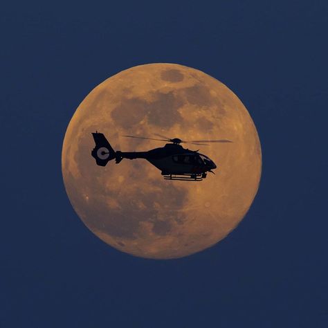 Helicopter Aesthetic, Helicopter Wallpaper, Helicopter Art, Army Helicopter, Pilot Career, Military Aesthetic, Life Board, Military Helicopter, Super Moon