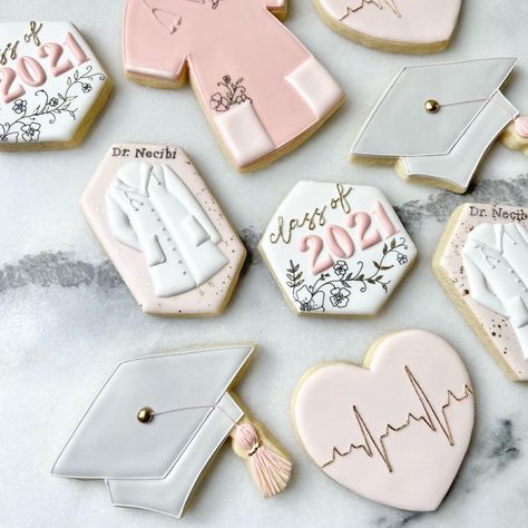 Medical Giveaway Ideas, Doctor Cookies Med School, Med School Cookies, Medical School Graduation Cookies, Phd Cookies, Doctor Cookies Decorated, Nursing Graduation Cookies, Dental Cookies, Doctor Cookies