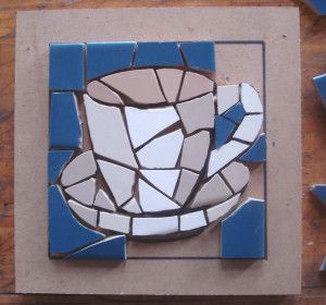 mosaic plaque in progress Easy Mosaic, Mosaic Tray, Mosaic Rocks, Mosaic Flower Pots, Notice Boards, Mosaic Table Top, Mosaic Tile Art, Ceramic Mosaic, Ceramic Mosaic Tile