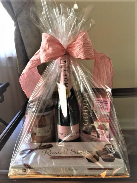 Diy Mother's Day Gift Basket, Alcohol Gift Baskets, Valentines Day For Her, Valentines Day Inspiration, Valentine Gift Baskets, Hamper Ideas, Romantic Valentines Day, Wine Gift Baskets, Wine Gift Boxes