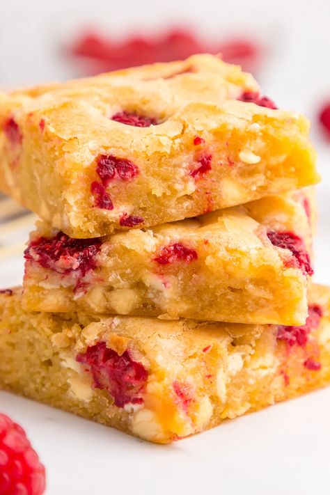 Loaded with raspberries and white chocolate, these blondies stand out from the rest. Raspberry White Chocolate Blondies are a must-make. Raspberry Blondies, Mini Carrot Cake, Chocolate Blondies, White Chocolate Blondies, Raspberry White Chocolate, Chocolate Chip Blondies, Mini Carrots, Blueberry Chocolate, White Chocolate Bar