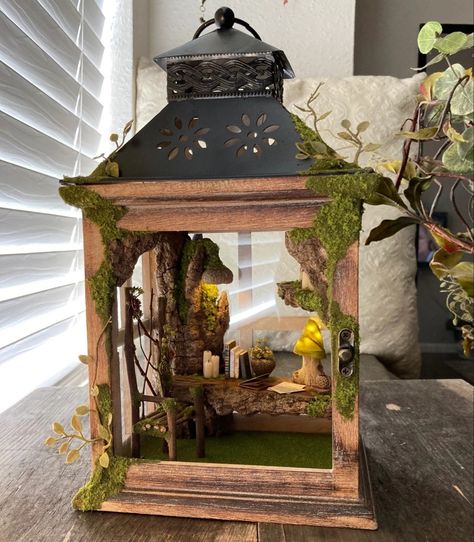 Miniature In Lantern, Lantern Fairy House, Fairy Garden In Lantern, Fairy Lanterns Diy, Fairy House Lantern, Lantern Diorama, Fairy Desk, Fairy Garden Lantern, Lantern Terrarium