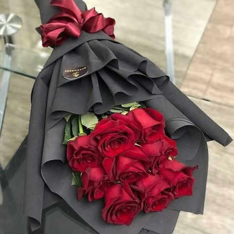 Bouquet Of Red Roses, Roses Bouquet Gift, Birthday Flowers Bouquet, Rose Flower Arrangements, Flower Bouquet Diy, Flower Box Gift, Red Rose Bouquet, Flower Gift Ideas, Boquette Flowers