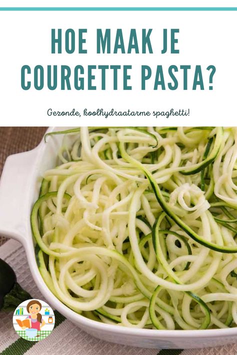 Courgettini, spaghetti gemaakt van courgettes. Een lekkere basis voor veel gezonde en koolhydraatarme maaltijden. Maar hoe maak je die slierten eigenlijk? En moet je het wel koken? Of bakken? Hier leer je hoe je courgette pasta kunt maken en hoe je het kunt bereiden. #recepten #koolhydraatarm #courgettepasta #courgette #spaghetti Courgetti Recipe, Courgette Pasta, Veggie Recipes, Low Carb Recipes, Spaghetti, Low Carb, Pasta, Ethnic Recipes