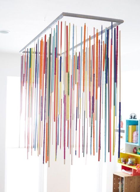 Colored dowels would make a wonderful piece of framed wall art, or even a wall panel Diy Chandelier Ideas, Rod Chandelier, Chandelier Diy, Diy Luminaire, Chandelier Ideas, Hoop Light, Diy Light Fixtures, Diy Lampe, Makeover Tips