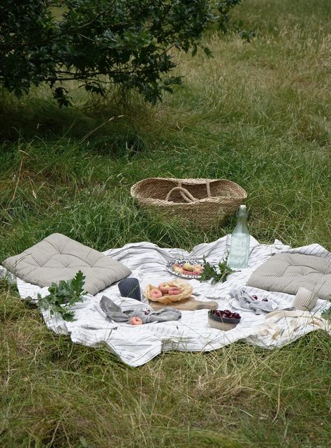 Alfresco Living, Natural Linen Tablecloth, Nostalgic Aesthetic, Countryside Cottage, Simple Garden, Garden Picnic, Refreshing Summer Drinks, Dinner At Home, Green Bedroom