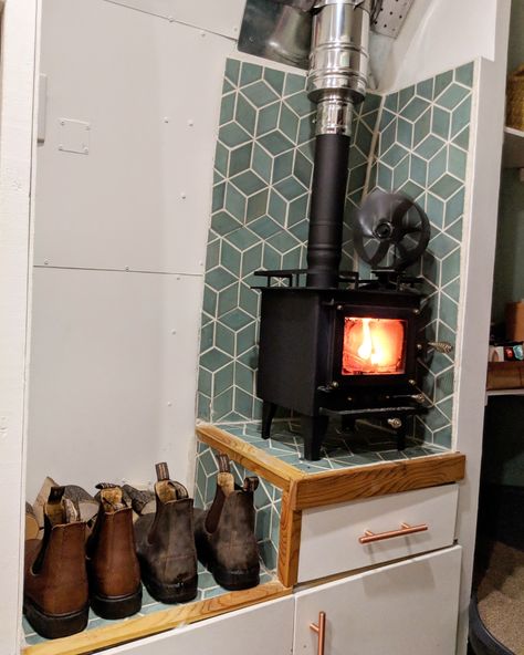 Cubic Mini with Tiny Wood Stove Flue Kit Cubic Mini Wood Stove, Small Wood Burning Stove, Mini Wood Stove, Tiny Wood Stove, Mini Stove, Small Stove, Standing Seam Metal Roof, Casa Container, Wood Burner