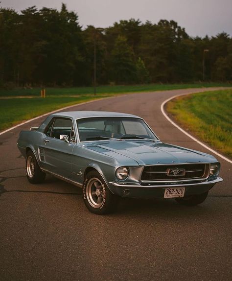 Retro Mustang, Old Mustang, Cars Accessories, Old Muscle Cars, Old Vintage Cars, History Of Art, Vintage Muscle Cars, Interior Car, Vintage Muscle