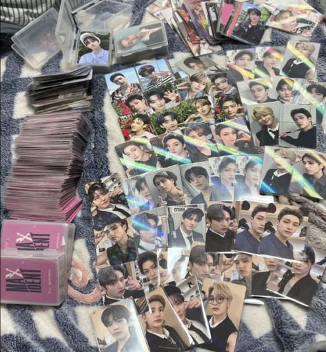 Kpop Diy, Kpop Shop, Lomo Card, Kpop Merchandise, All About Kpop, Kpop Merch, Paper Crafts Diy Tutorials, Happy Moments, Kpop Aesthetic