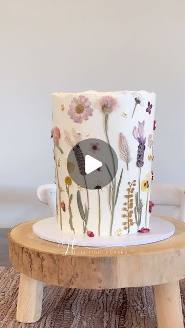 LIZ FIGOLI CAKES on Instagram: "Edible garden cake 🌸🌾🥀🌿  I created this cake for my sister’s birthday, she gave me creative freedom but loves simplicity and soft colours, I added some gold because I could sprinkle gold on everything 😆  Real time: 27 minutes   Created for: @stef.inka81  Dried pressed flowers: @oceanpetalsflowers  Other supplies: @cakerswarehouse (LIZ10 for 10% discount)   Save and follow for more @lizfigolicakes 🤍  #birthdaycake #driedpressedflowers #cakedecoratingtips #cakedecorating #cakedecorator #cakeartist #cakeart #cake #cakes #caker #cakesofinstagram #cakesofillawarra #shellharbour #smallbusiness #cakereel #cakereels #reels #reelsinstagram #reelsvideo #reelsviral #reelslovers #reelstrending" Cake With Real Flowers, Garden Cakes, Dried And Pressed Flowers, Wedding Cakes With Cupcakes, Wedding Cupcakes, Edible Garden, Cake Decorating Tips, Real Flowers, Cake Art