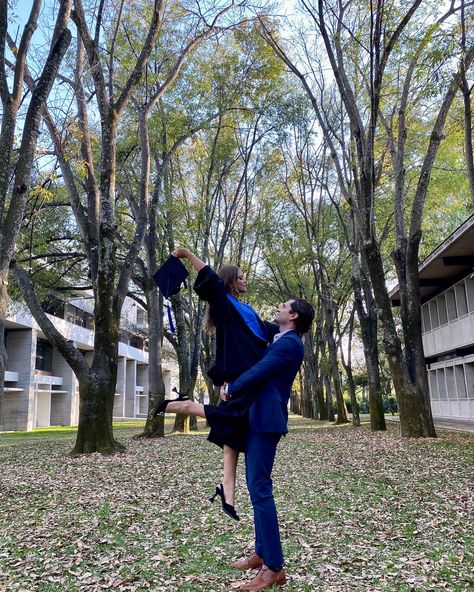 Graduation Couple Poses, Graduation Couple Photoshoot, Graduation Pictures With Boyfriend, Couples Graduation Pictures, Grad Photos Couple, Stanford Graduation, Graduation Boyfriend, Graduation Couple, Couple Graduation Pictures