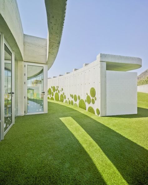 © David Frutos Artificial Grass Wall, Kindergarten Design, Green Architecture, Nursery School, Learning Spaces, School Architecture, Green Roof, Green Wall, Vertical Garden