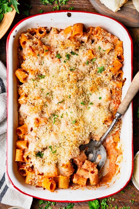 A simple baked rigatoni recipe includes creamy marinara sauce, mozzarella and Parmesan cheeses, and a crispy, buttery, garlic breadcrumb topping. With no meat, it's the perfect vegetarian pasta bake for busy weeknights! Vegetarian Pasta Casserole, Creamy Marinara Sauce, Baked Rigatoni Recipe, Vegetarian Pasta Bake, Pasta Bake Vegetarian, Rigatoni Recipe, Rigatoni Recipes, Breadcrumb Topping, Baked Rigatoni