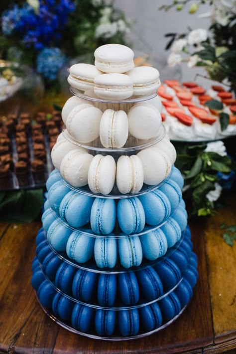 Wedding torre de macaron azul e branco Navy Blue And Silver Cake, Baby Blessing Party, Celestial Wedding Theme, Diy Streamers, Sweet Sixteen Birthday Party Ideas, Celestial Wedding, Wedding Blue, Wedding Cupcakes, 15th Birthday