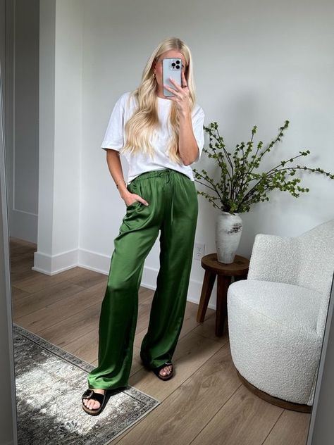 Casual Silk Pants Outfit, Silk Pants Street Style, Wide Leg Pants Outfit Green, Satin Trousers Outfit Street Styles, Silk Pajama Pants Outfit, Wide Silk Pants Outfit, Stain Pants Outfit, Satin Green Pants, Green Satin Trousers Outfit