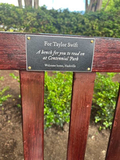 Centennial Park Invisible String, Centennial Park, Taylor Swift Pictures, Nashville, Tennessee, Taylor Swift, Swift, Bench, Turn Ons