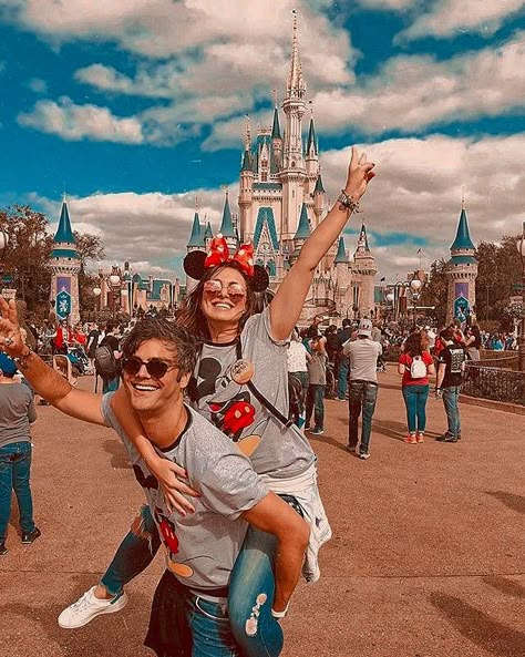 Disneyland Couples Outfits, Disneyland Couples Pictures, Disney Çiftleri, Disneyworld Pictures, Disneyland Couple, Disney Poses, Florida Disney, Disneyland Photography, Boy Couple