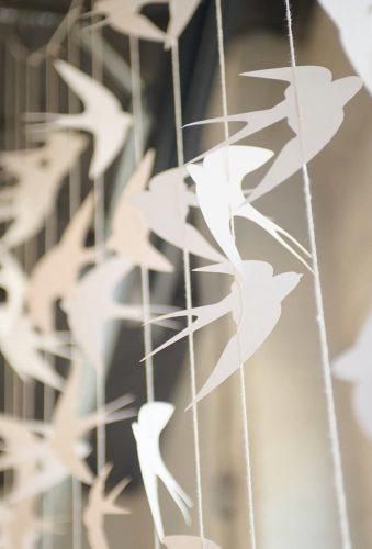 Simple Diy Wedding Decorations, Paper Birds Diy, Simple Wedding Ideas, Elegant Wedding Colors, Paper Chandelier, Wedding Doves, Origami Wedding, Wedding Planning Ideas, Simple Wedding Decorations