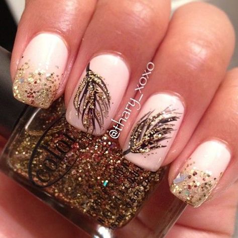 Fall themed nail art with gold glitter coupled with leaf details in black polish. Feather Nail Art, Feather Nails, Nail Art Glitter, Fall Nail Art Designs, Makijaż Smokey Eye, Fall Nail Art, Pedicures, Fall Nail, Glitter Nail Art