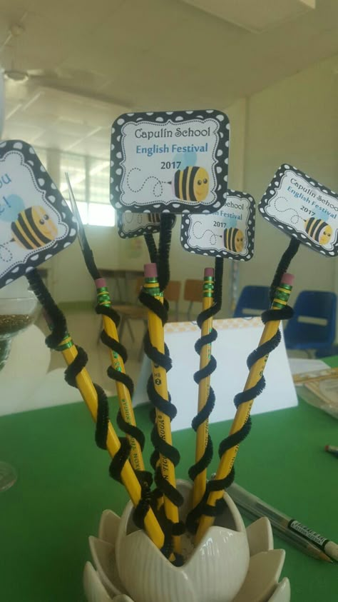 Spelling Bee Ideas, Spelling Bee Decorations, Bee Centerpieces, Spelling Bee Words, Bumble Bee Theme, Gym For Kids, Brain Gym For Kids, Bee Decorations, Bee Nursery