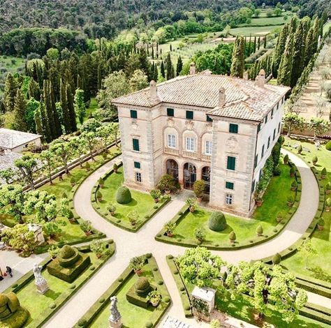 @lifeanddecor on Instagram: “Villa Cetinale, Siena. . @cetinale . #gardens #jardines #beautifuldestinations #beautifulphoto #cetinale #siena #italy🇮🇹 #romantico…” Villa Cetinale, Villas In Italy, Tuscany Villa, Tuscan Villa, Italian Garden, Classic Architecture, Unique Buildings, Drone Photos, Mediterranean Homes