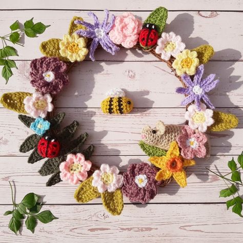 25cm grapevine wreath with bright and colourful crochet flowers and crochet creatures - ladybird, bee and mouse. Hanging loop at the back so it can be displayed on a door or a wall. Summer Crochet Wreath, Crochet Door Hanging, Amigurumi Creatures, Crochet Wreaths, Wreath Crochet, Autumn Crochet, Crochet Spring, Crochet Wreath, Gorgeous Crochet