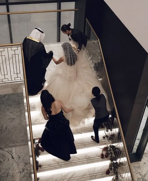 Arabian Wedding, Mekka Islam, Arab Wedding, Wedding Picture Poses, Bf Material, Dream Wedding Ideas Dresses, Future Lifestyle, Vintage Typewriters, Wedding Goals