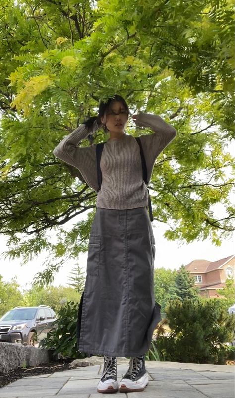 Basic Long Skirt Outfit, Skirt Outfits For School Modest, Outfits With Long Cargo Skirt, Cargo Skirt Ideas, Sporty Long Skirt Outfits, Streetwear Long Skirt, Long Skirt Outfits Baggy, Parachute Skirt Outfit Aesthetic, Parachute Cargo Skirt Outfit