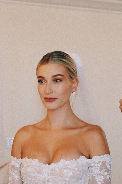 Beiber Wedding, Wedding Dress Hailey Bieber, Bieber Wedding, Hailey Bieber Wedding, Wedding Day Makeup, Natural Wedding Makeup, Bridal Makeup Looks, Designs Nail, Nails 2024