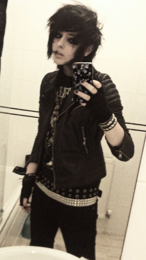 Emo scene goth boy Emo Outfits For Guys 2000s, Evan Bloodlust, Emo Outfits 2000s Men, Emo Boy Clothes, Emo 2000, Scene Kid Boy, Emo Fits 2000s, Scene Boy Outfit, Scene Boy