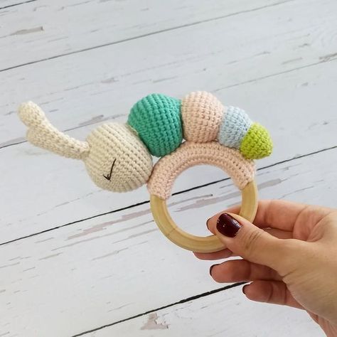 Amigurumi Rattle Caterpillar Free Pattern - Amigurumi Wooden Teether Pattern, Teether Pattern, Crochet Lovey Free Pattern, Art Au Crochet, Crochet Snail, Crochet Baby Projects, Crochet Baby Gifts, Crochet Baby Boots, Crochet Nursery