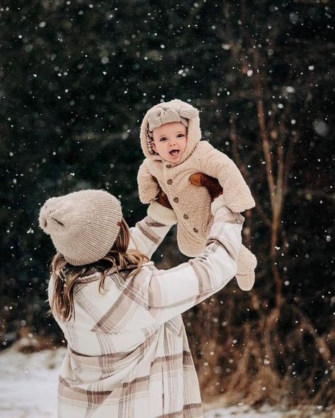 Baby Snow Pictures Photo Ideas, Snow Baby Photoshoot, Snow Pictures Family, Winter Toddler Photoshoot, Family Picture Ideas Winter, Family Pictures In Snow, Baby Snow Photoshoot, Baby Winter Photoshoot, Winter Outdoor Family Pictures