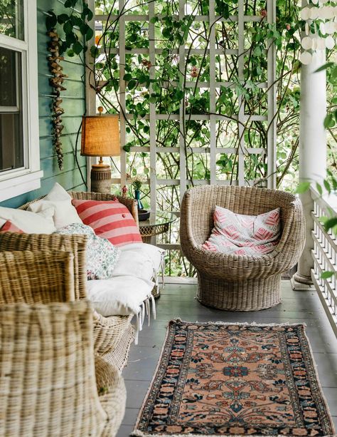 This comfy front porch Boho Front Porch, Homes Farmhouse, Balkon Decor, Porch Uk, Farmhouse Front Porches, Summer Porch, Front Porch Ideas Curb Appeal, Farmhouse Front, Front Porches