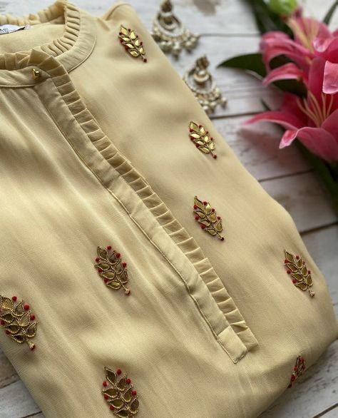 Kurta Styling, Unique Neck Design, Label Kanupriya, Churidar Neck Designs, Kurti Sleeves Design, New Kurti Designs, Simple Kurta Designs, Designer Kurti Patterns, Simple Kurti Designs