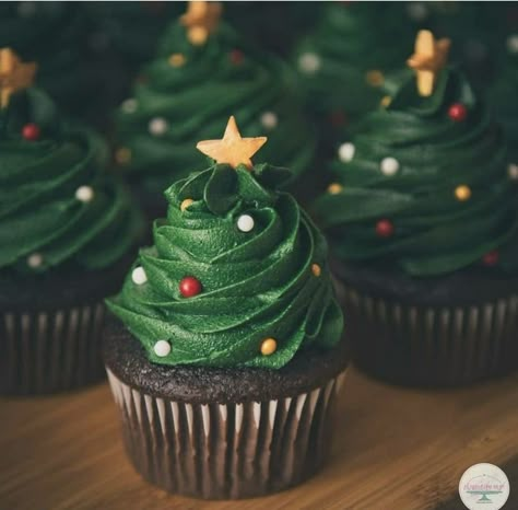 Jul Kaka, Christmas Cupcakes Recipes, Christmas Tree Cupcakes, Christmas Cake Designs, Bakery Ideas, Christmas Food Desserts, Christmas Feeling, Christmas Cupcakes, Christmas Snacks