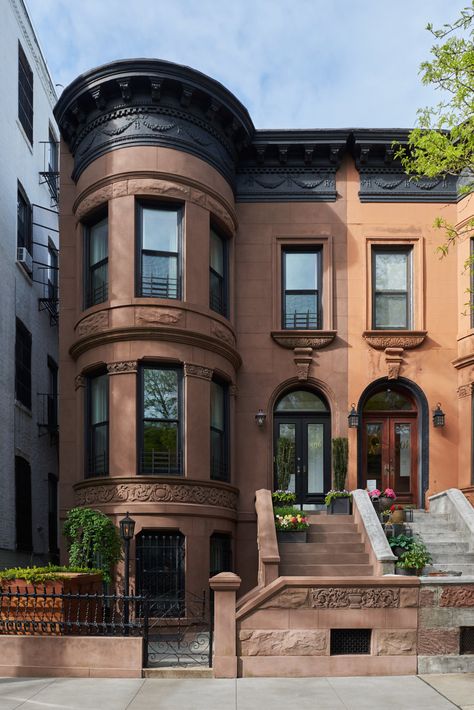 The Insider: Unfussy Decor Takes Park Slope Brownstone Up a Notch Brownstone Interiors, Nyc Brownstone, Brownstone Homes, New York Brownstone, Stone Homes, San Myshuno, Brooklyn Design, Decorative Molding, Brooklyn Brownstone