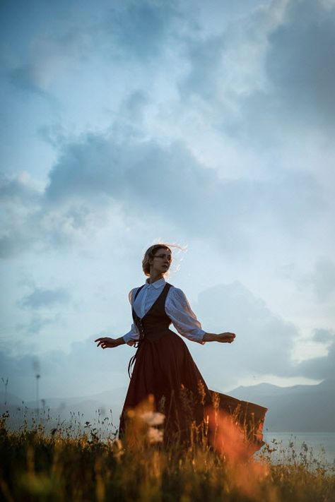 Countryside Photoshoot Ideas, Running In Dress, Historical Photoshoot, Prairie Woman, Countryside Girl, Field Dress, Gentle Woman, Countryside Fashion, Rural Photography