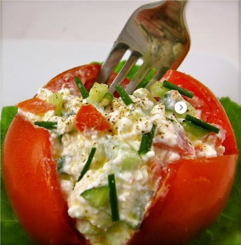 Cottage Cheese Stuffed Tomato - Old Home Foods Stuffed Tomato, Protein Drink Recipes, Cottage Cheese Salad, Cottage Cheese Recipes Healthy, Cottage Cheese Recipes, Food Salad, Lean And Green, Counting Calories, Cheese Salad