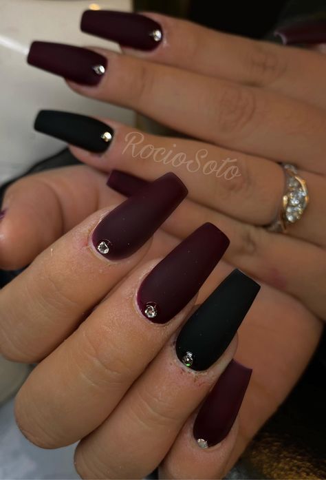 Ballerina Nails Simple Design, Burgundy And Black Nails Acrylic Coffin, Acrylic Nails Dark Colors, Black And Maroon Nail Ideas, Dark Coffin Acrylic Nails, Black And Burgundy Wedding Nails, Maroon And Black Nails Acrylic, Matte Wine Nails, Burgundy And Black Nails Acrylic