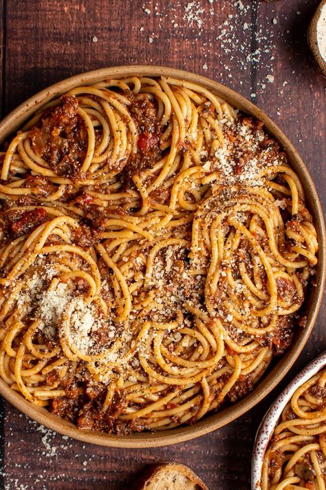 Who needs meat when you can make a delicious roasted vegetable bolognese? Full of flavor, this dish might just convert you to a vegetarian! #pastarecipe #vegetarian #comfortfood One Pan Dishes, Vegetable Bolognese, Pork Empanadas, Vegetarian Bolognese, Pan Dishes, Vegetarian Spaghetti, Roasted Vegetable Pasta, Canning Crushed Tomatoes, Pasta Fatta In Casa