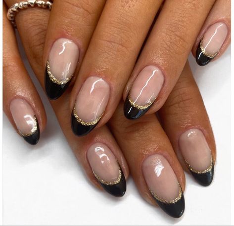 Makeup With Eyeshadow, Gold Tip Nails, Nail Ideas Simple, 1920 Style, Applying Eyeshadow, Black Gold Nails, Hoco Nails, Gold Acrylic Nails, Formal Nails