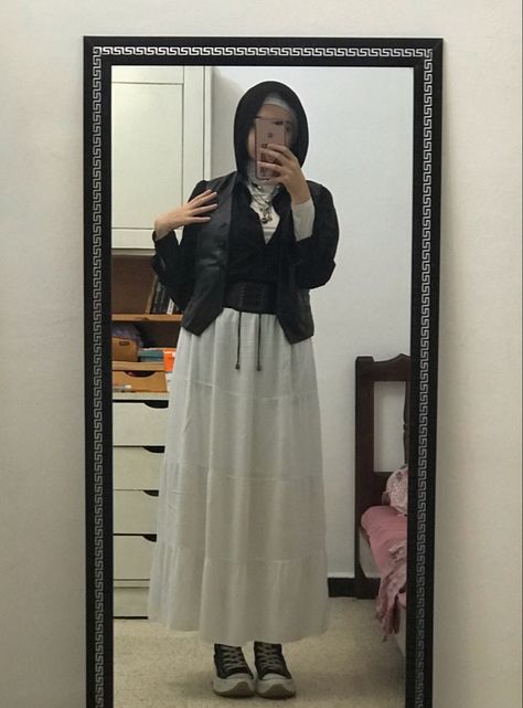 Black Skirt Outfit Hijab, Long Skirt Hijab, Goth Mirror, White Skirt Black Top, Skirt Outfit Hijab, Black Outfit Hijab, Long Vest Outfit, Skirt Outfits Hijab, White Vest Outfit