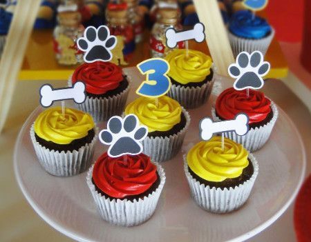 cupcake patrulha canina chantilly #cupcakepatrolhacanina #cupcakepersonalizado #bolopatrulhacanina #cupcake #festadocupcake #cupcakepatrulhacanina Paw Patrol Torte, Paw Patrol Birthday Decorations, Paw Patrol Party Decorations, Paw Patrol Cupcakes, 4de Verjaardag, Paw Patrol Birthday Theme, Paw Party, Paw Patrol Birthday Cake, Cupcakes Decorados