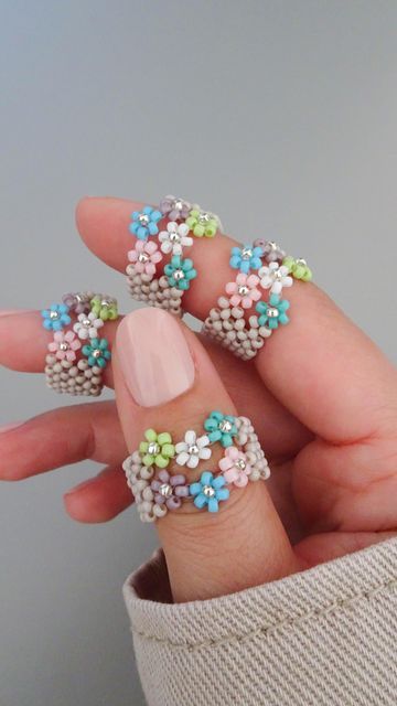 Beaded Flower Rings, Encanto Theme, Diy Beaded Rings, Seed Bead Crafts, Flower Rings, Bracelets Handmade Diy, Bracelets Design, Beaded Jewlery, Beaded Jewelry Tutorials