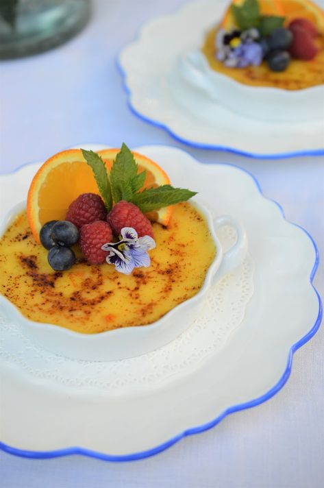 Waxmelts Ideas, Dish Presentation, Ramadan Video, Orange Desserts, Summertime Desserts, Creme Brulee Desserts, Table Settings Floral, Desserts Simple, Romantic Recipes