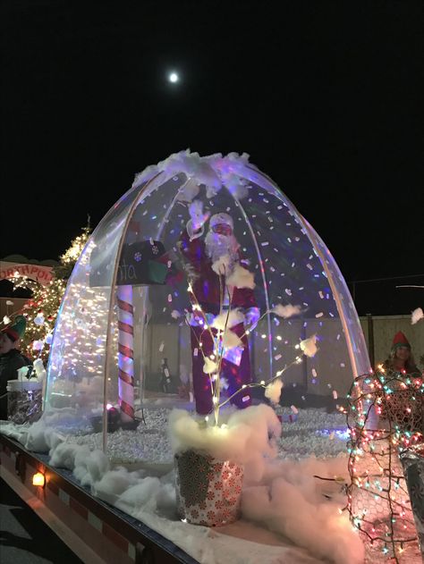 Snow Globe Float Parade, Let It Snow Parade Float, Snowglobe Parade Float, Snowman Float Ideas, Christmas Themed Parade Floats, Winter Parade Float Ideas, Santa Parade Float Ideas, Snow Globe Parade Float, Winter Wonderland Float Parade