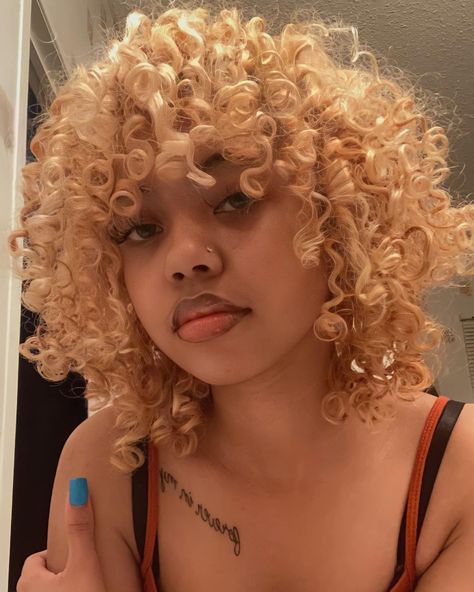 Short Curly Hair 3b 3c, Women With Blonde Hair, Curly Hair 3b, Biracial Women, Blonde Natural Hair, Mixed Girl, Dyed Curly Hair, Cute Hair Colors, Blonde Curly Hair